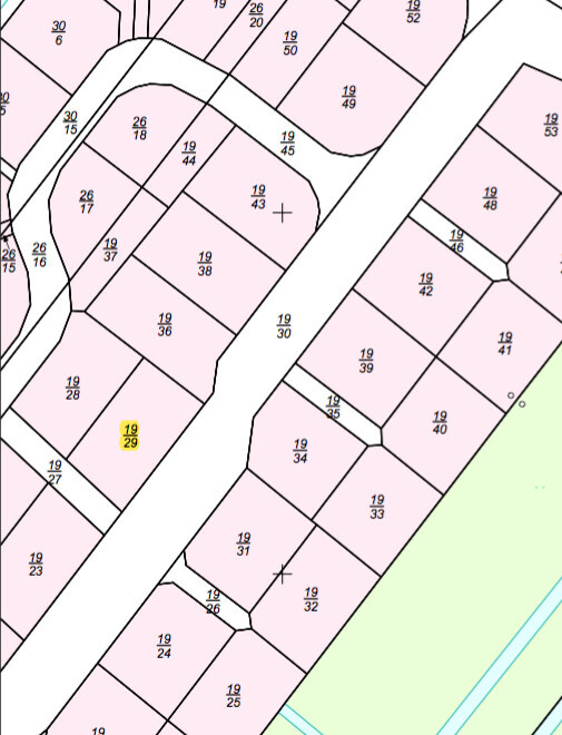 Lageplan mit nummerierten Parzellen und Straßenverlauf (pinkfarbene Grundstücke).