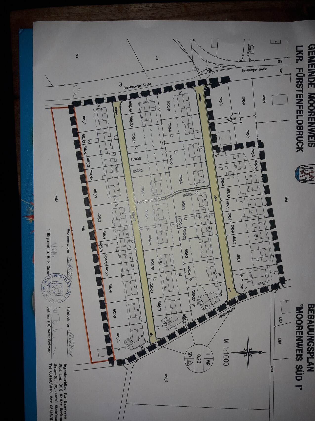 Lageplan eines Wohngebiets mit Parzellen und gelb markierten Straßen.