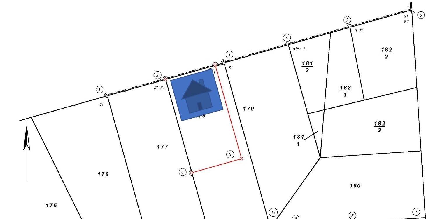 Vermessungskarte: Parzellen mit roter Grenzlinie und blauem Haus-Symbol.