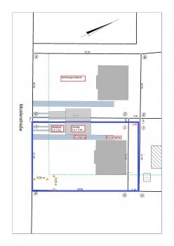Lageplan eines Baugrundstücks mit Grundstücksgrenzen, Baukörpern und Planlinien.