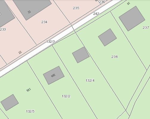 Lageplan eines Baugrundstücks mit Parzellen, Straßennetz und Gebäudeflächen.