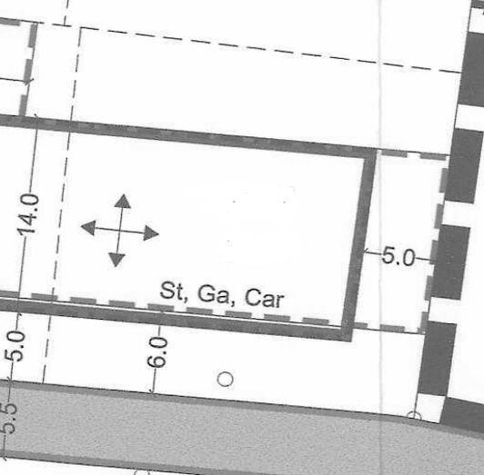 Grundrissplan des Grundstücks mit Gebäudeumriss, Maßen und Stellplatzmarkierung