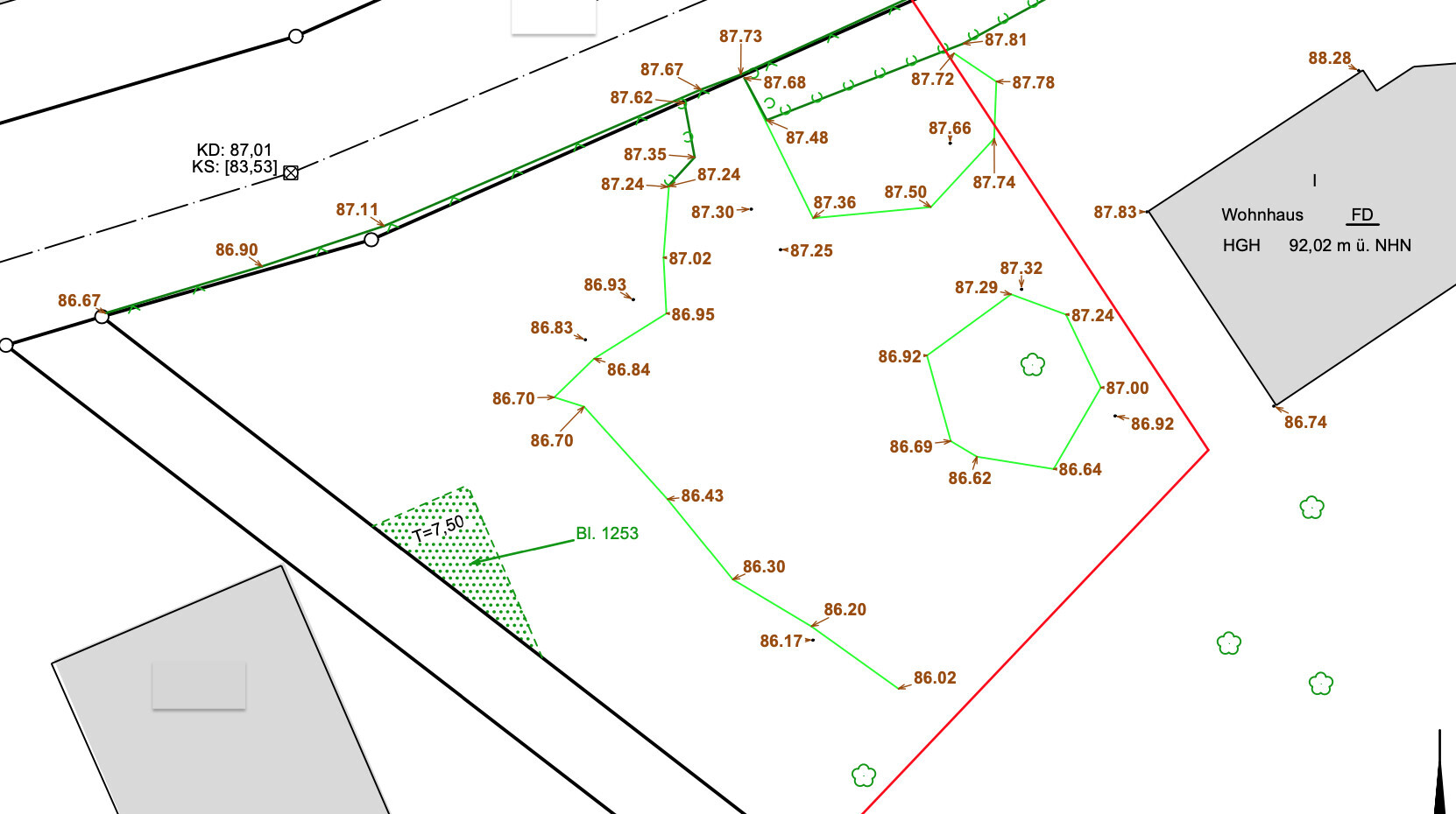 Lageplan eines Baugrundstücks mit Wohnhaus, Zufahrtswegen, Baumlinien und Grundstücksgrenzen.