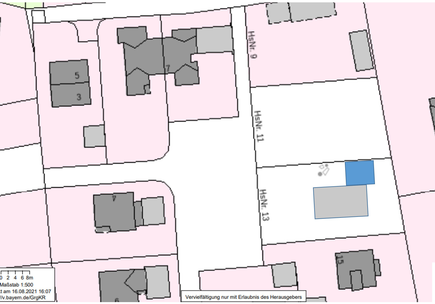 Lageplan eines Wohngebietes mit Parzellen, grauen Gebäuden und einem blauen Grundstück.