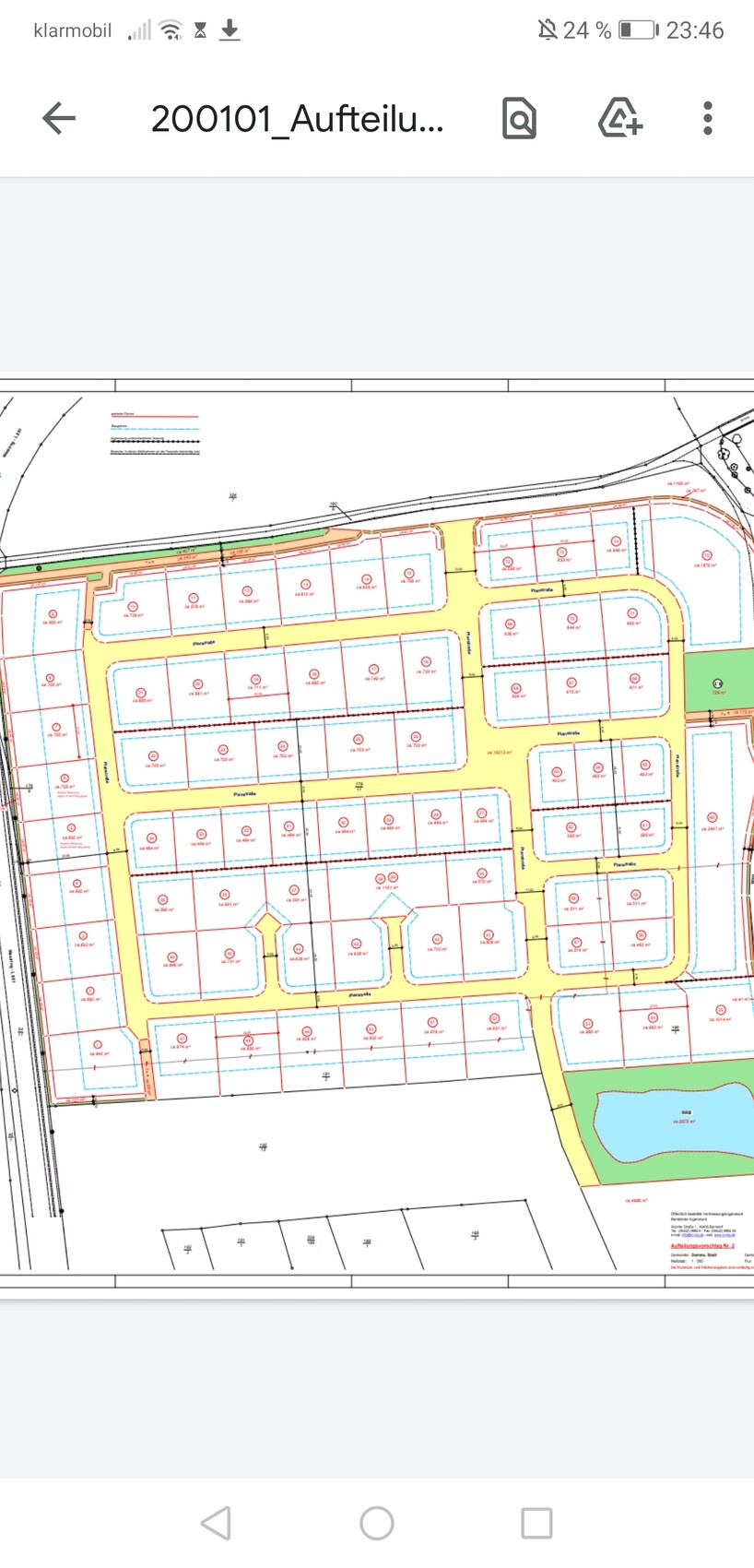 Lageplan eines Wohngebiets mit Parzellen, Straßen und einem See.