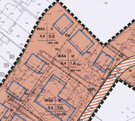 Lageplan eines Baugebiets: orange Flächen, blaue Gebäudekonturen, Straßengrenzen