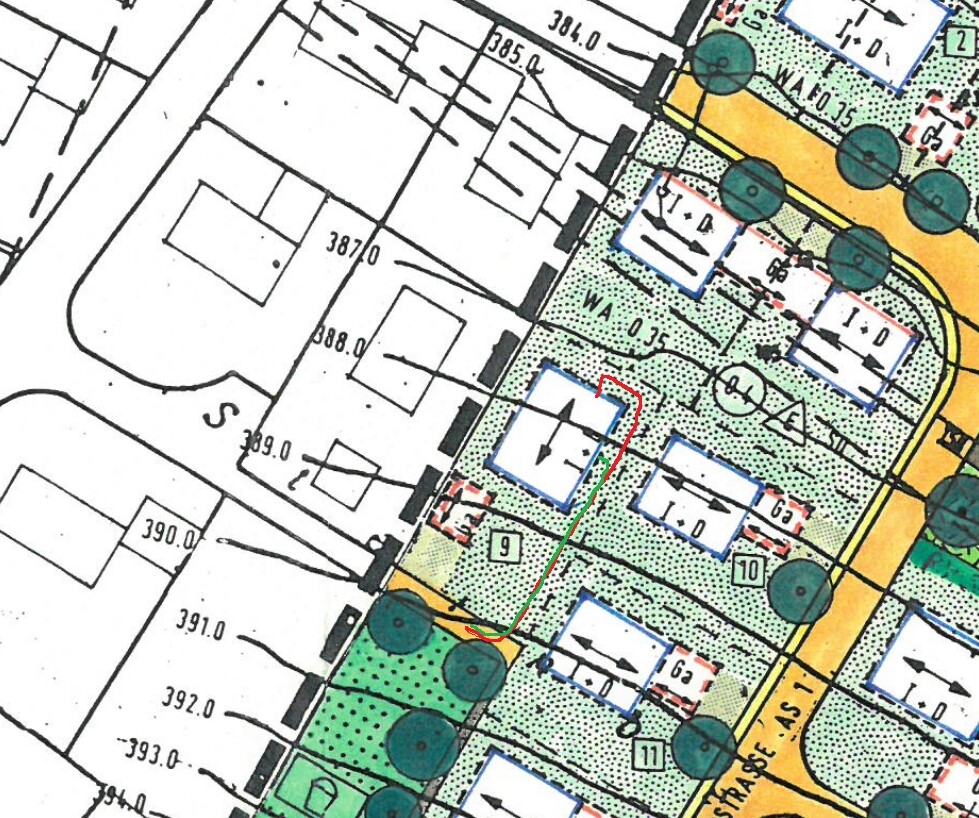 Lageplan eines Baugrundstücks mit Grundstücksgrenzen, Gebäuden, Wegen und Bäumen