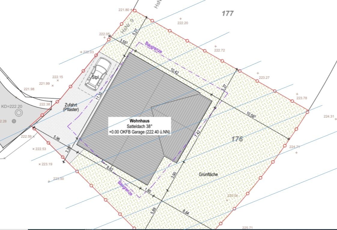 Grundrissplan eines Grundstücks: Wohnhaus mit Satteldach, Garage, Zufahrt, Baugrenze und Grünfläche.