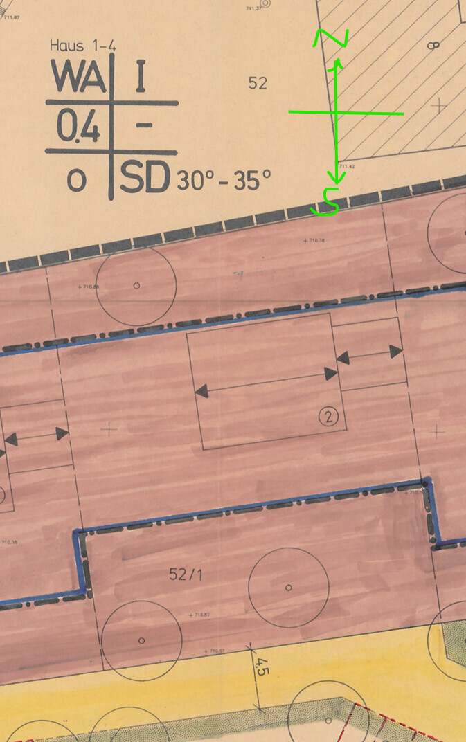 Architekturgrundriss auf braunem Papier mit pinken Gebäudestrukturen und blauen Messlinien