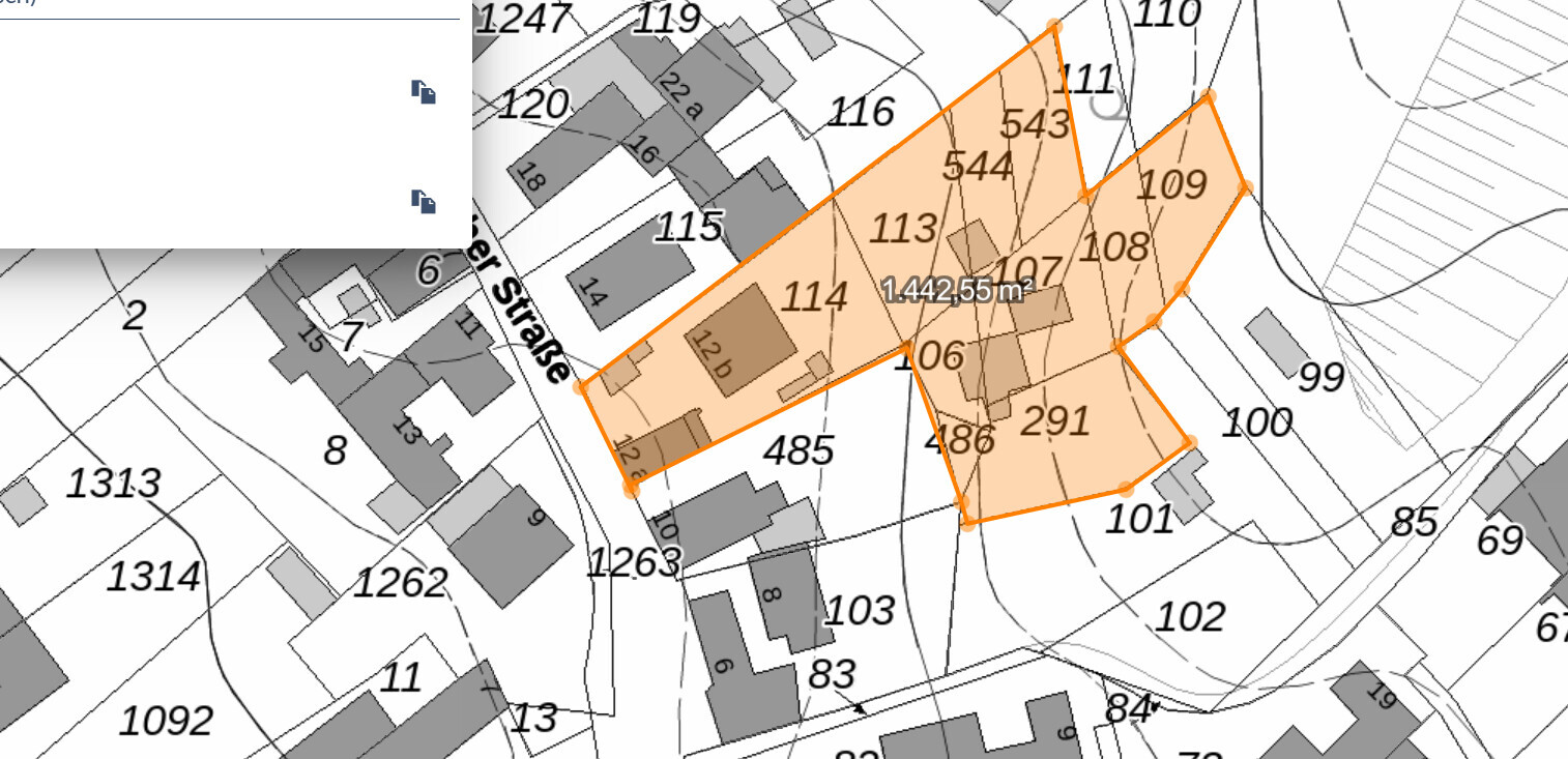 Lageplan mit orange markiertem Grundstücksgebiet über mehrere Parzellen entlang einer Straße.