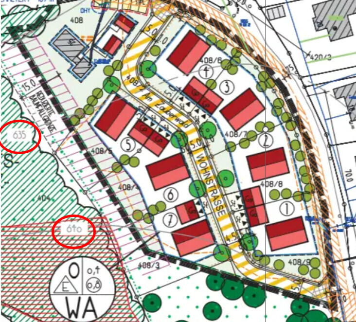 Lageplan eines Baugebiets mit roten Gebäuden, Straßen, Bäumen, Parzellenummern und Zuwegen.