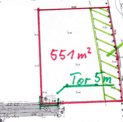 Lageplan des Grundstücks mit rotem Rand, grün markierter Zufahrt und 551 m² Fläche