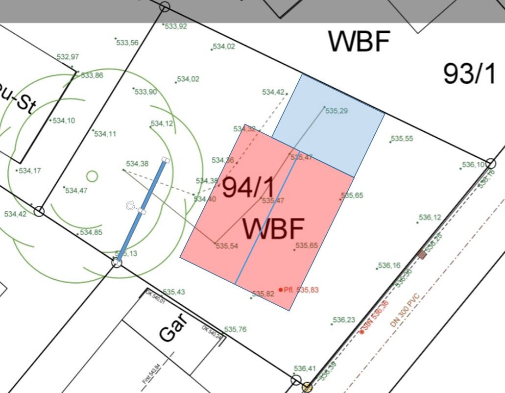 Lageplan: Grundstück 94/1 WBF mit rotem Baufeld und blauem Nebenbereich, Vermessungslinien.