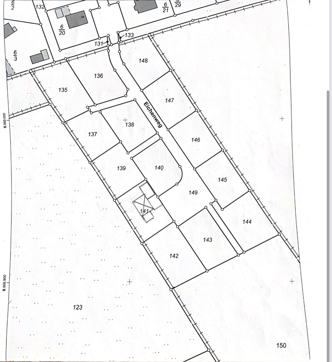 Kadastralplan: Parzellen entlang Eichenweg, nummeriert 135–150, Straßennetz sichtbar.