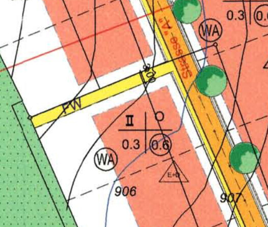 Lageplan eines Baugrundstücks mit Gebäudeflächen, Straßenführung und Bäumen