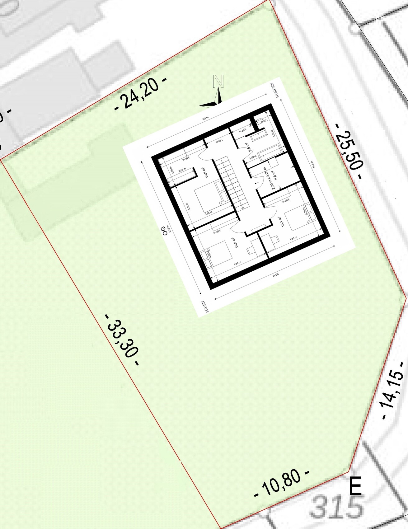 Lageplan eines Grundstücks mit einem zentralen, quadratischen Hausgrundriss und Nordpfeil.