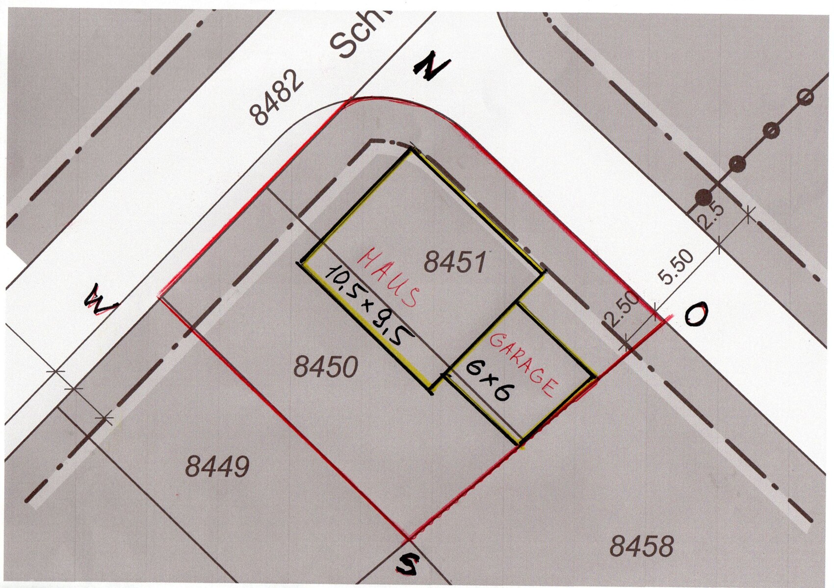 Lageplan eines Baugrundstücks mit Grundstücksgrenzen und Gebäudekonturen
