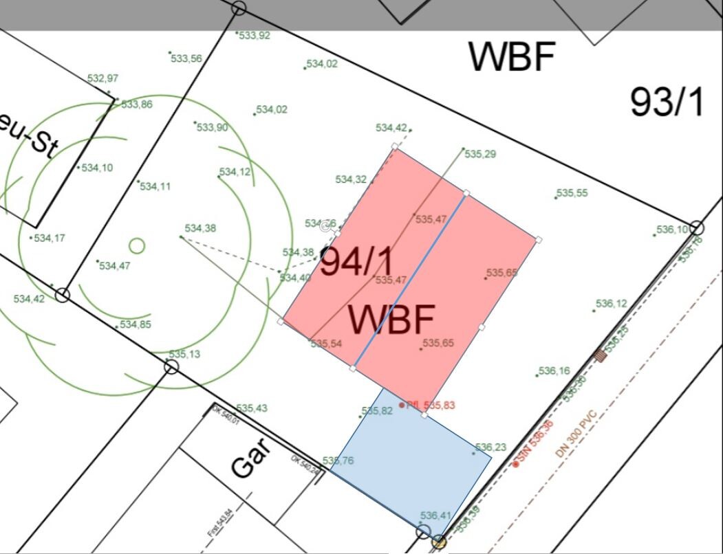 Lageplan eines Baugrundstücks mit rotem Gebäudeblock und blauem Nebengebäude, Grenzlinien
