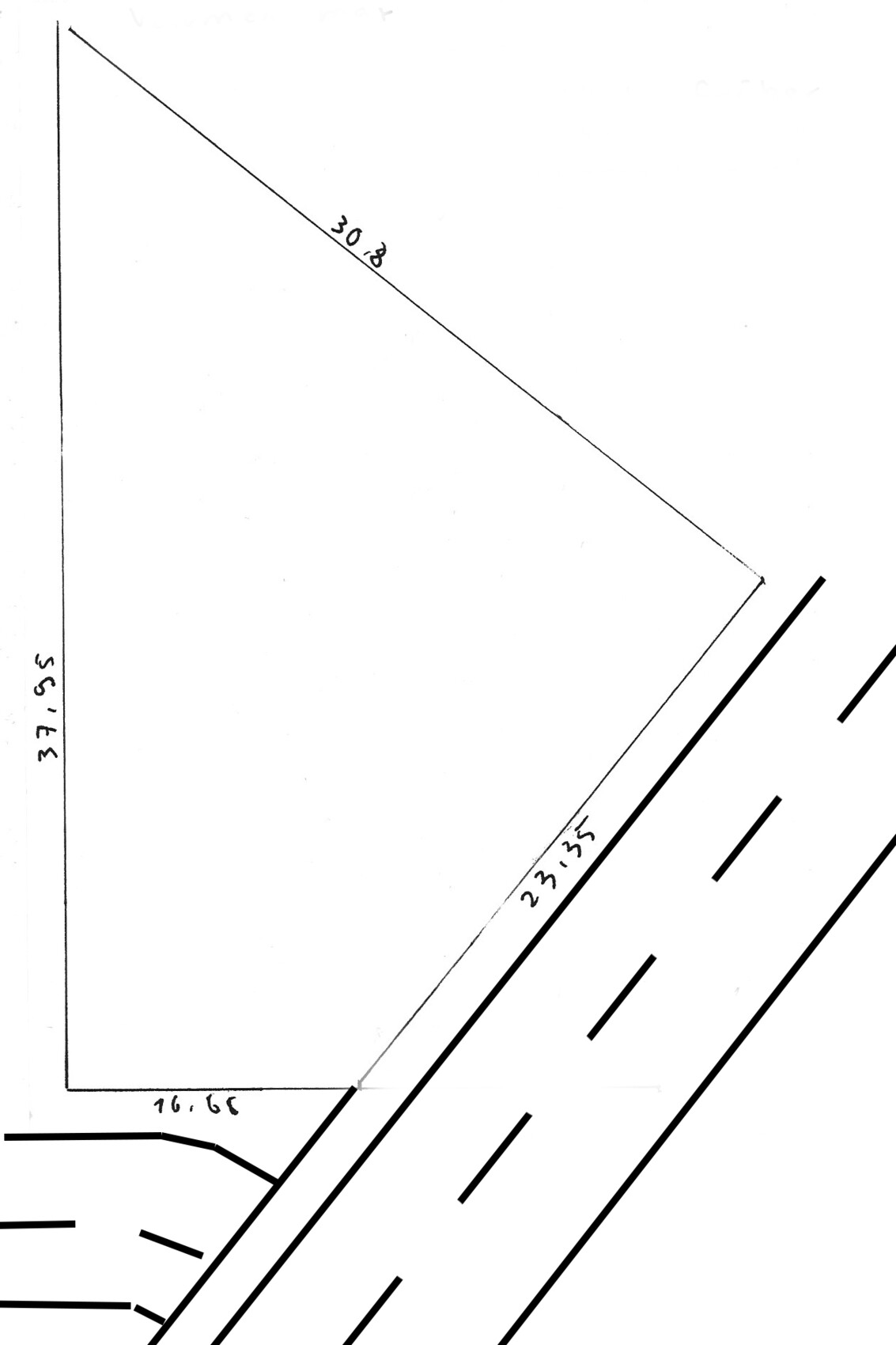 Skizzenhafte Planzeichnung eines Grundstücks mit Straßenverlauf und Grundstücksgrenzen