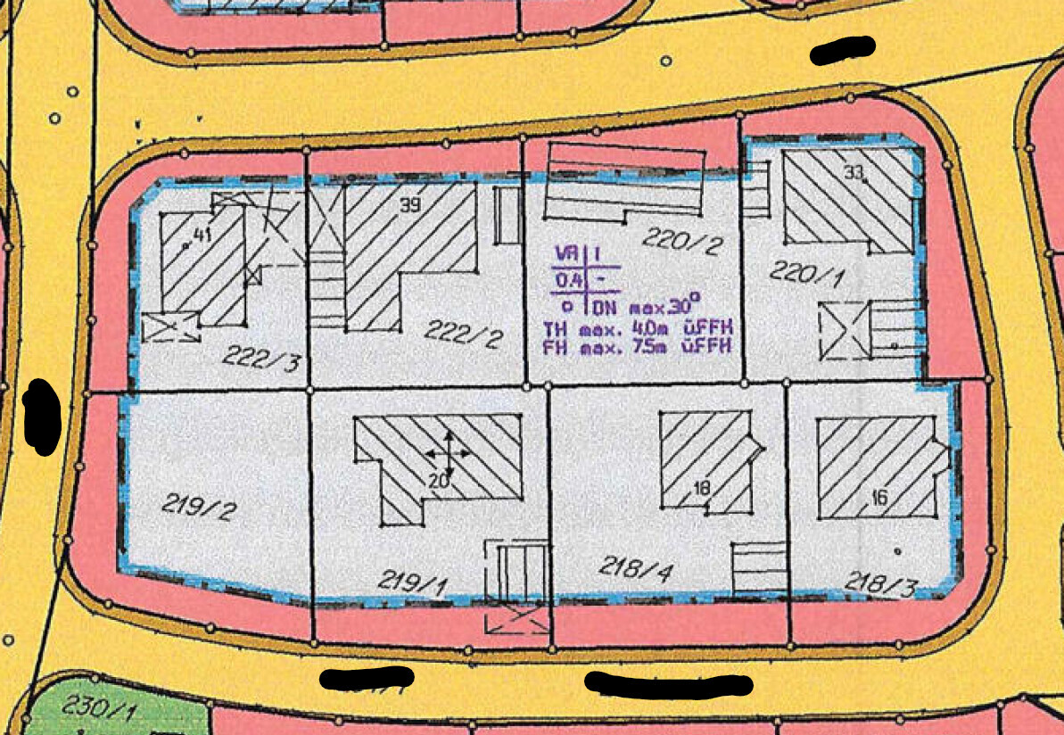 Lageplan eines Gebäudekomplexes mit nummerierten Räumen, Wänden und Treppen.
