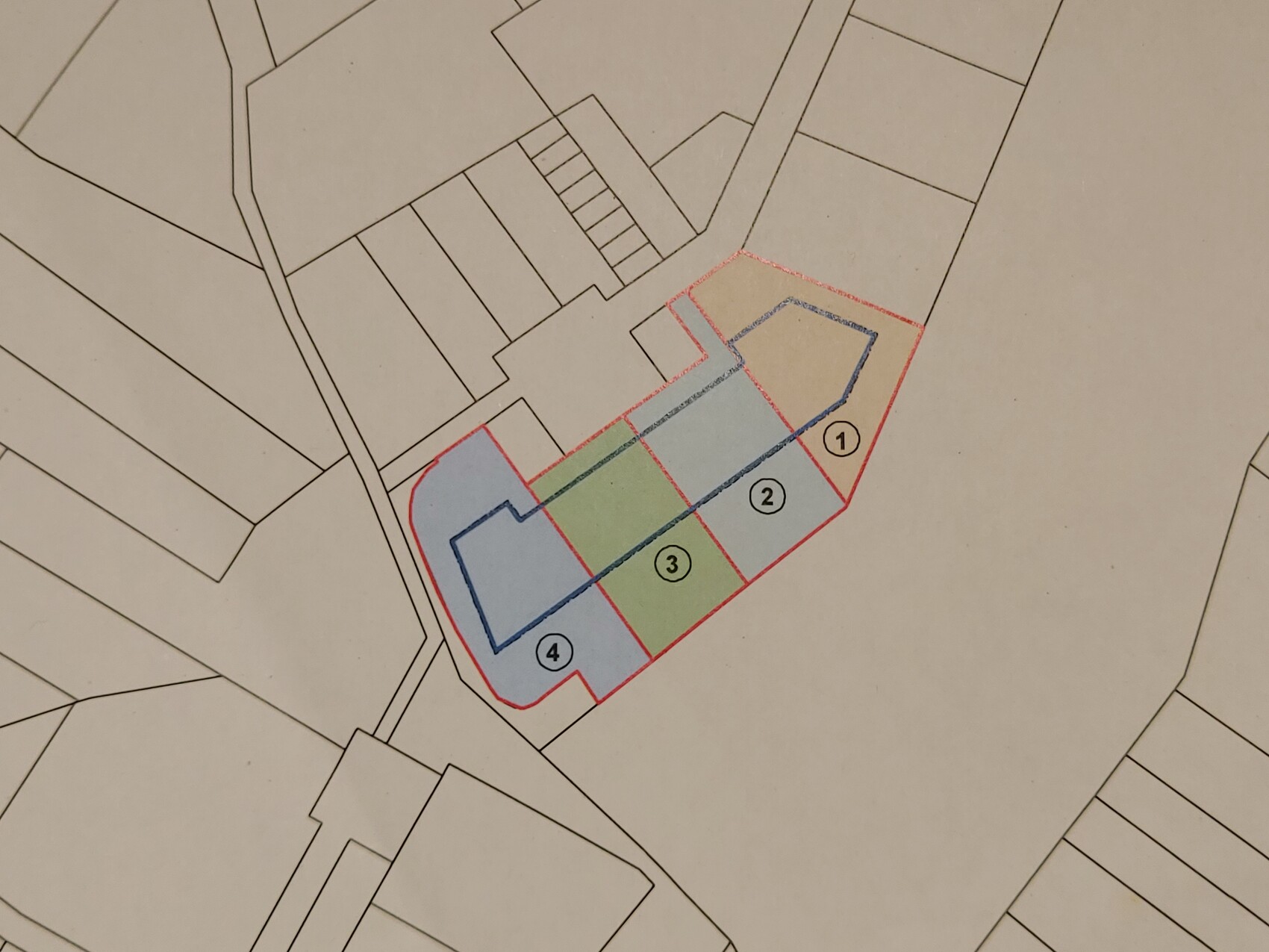 Lageplan eines Baugrundstücks mit farblich markierten Parzellen