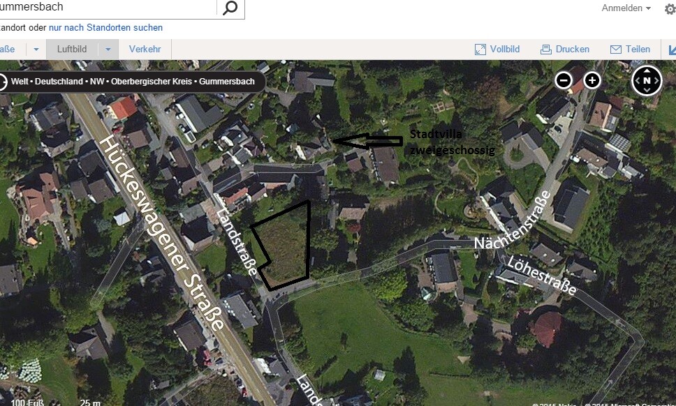 Satellitenaufnahme eines Wohngebietes mit markiertem Baugrundstück und umliegenden Straßen.