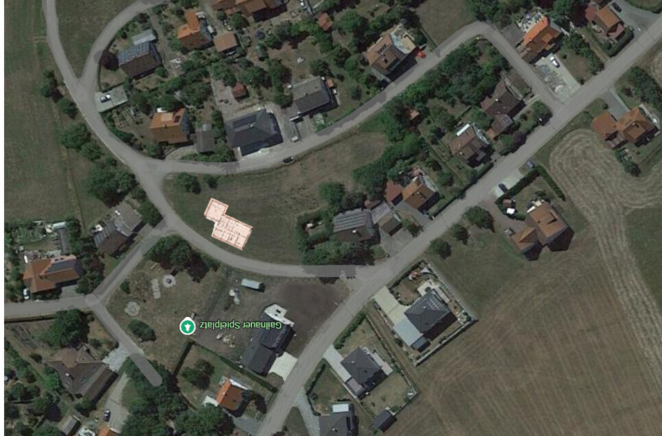 Satellitenaufnahme eines Wohngebietes mit hervorgehobenem Grundstücksplan eines Hauses.