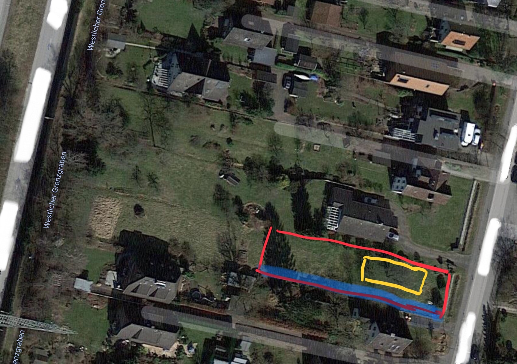 Satellitenaufnahme eines Wohnviertels mit Garten und markierten Grundstücksbereichen
