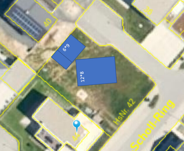 Satellitenbild eines Grundstücks mit gelben Parzellen; zwei blaue Gebäude (12x8, 6x9) und Marker.