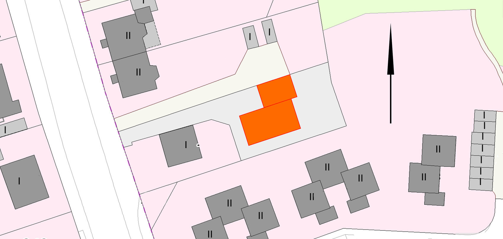 Lageplan: orangefarbener Gebäudekomplex auf Grundstück, umliegende graue Häuser, Nordpfeil.