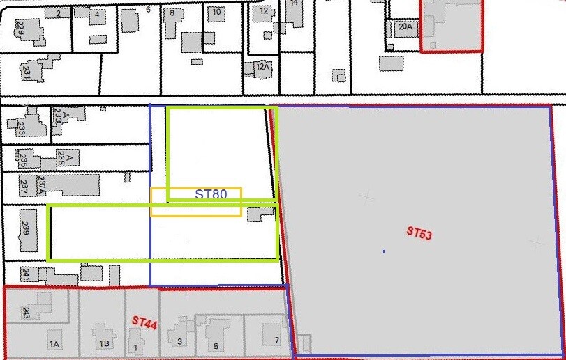Lageplan eines Grundstücks mit farbig markierten Grenzen und Gebäuden