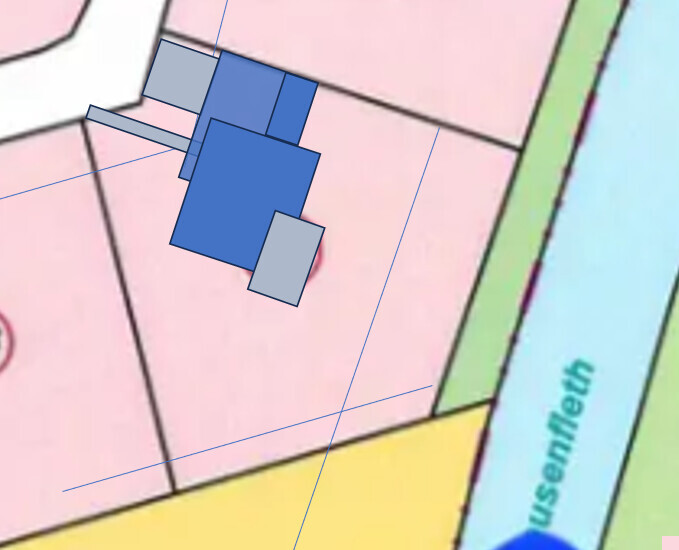 Pinkes Grundstück mit blauen Gebäudeflächen, grünem Ufer und blauem Wasserlauf.