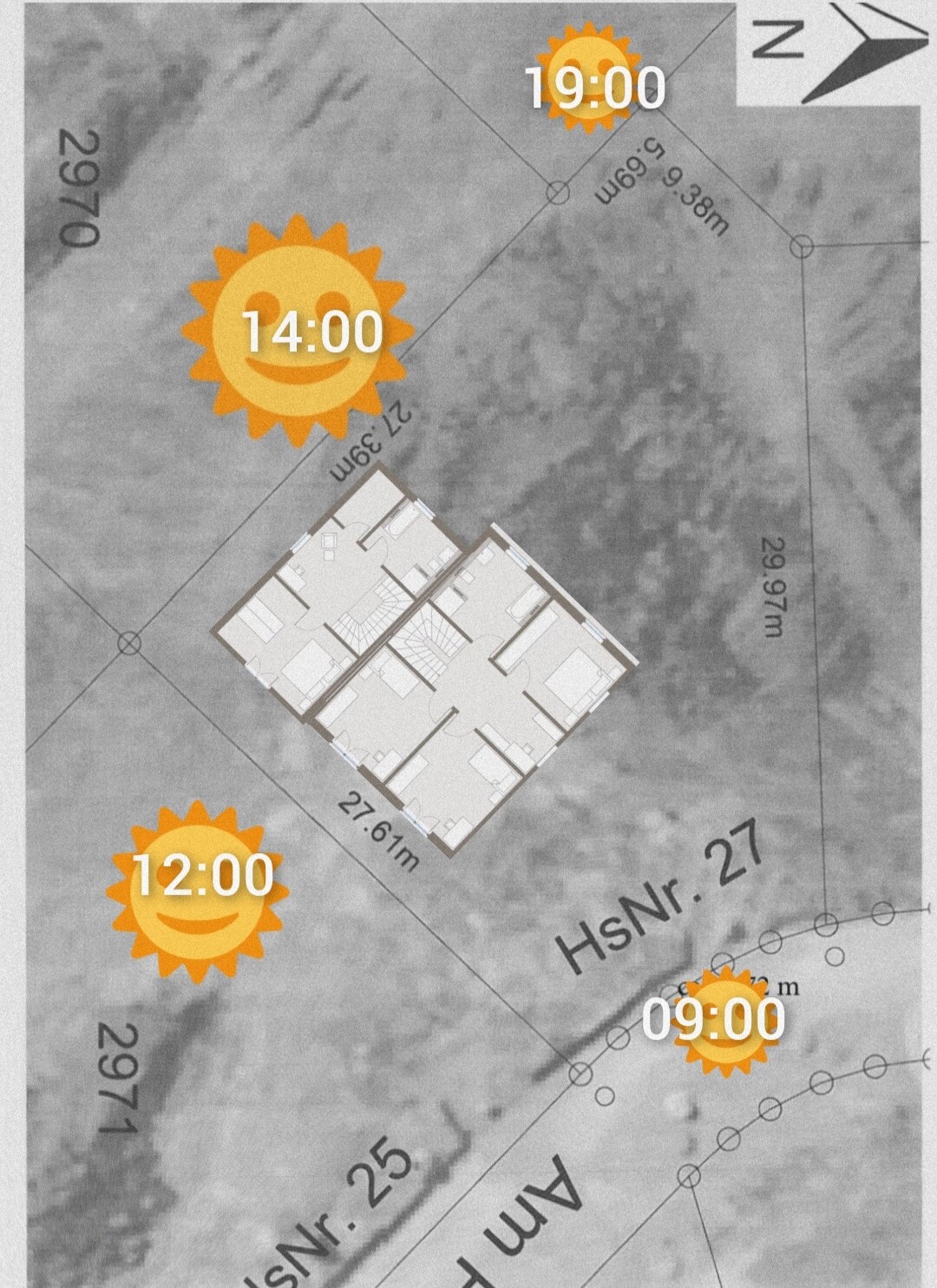 Lageplan mit Hausgrundriss und Sonnensymbolen mit Uhrzeiten (09:00,12:00,14:00,19:00)