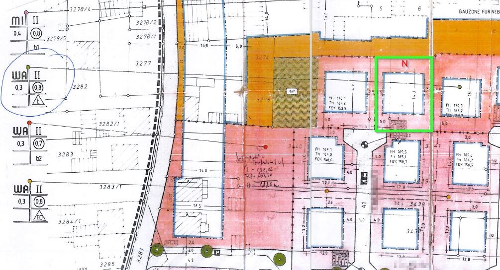 Lageplan: farbige Bauzonen, grün umrissenes Rechteck mit N, blaue Quadratgebäude.
