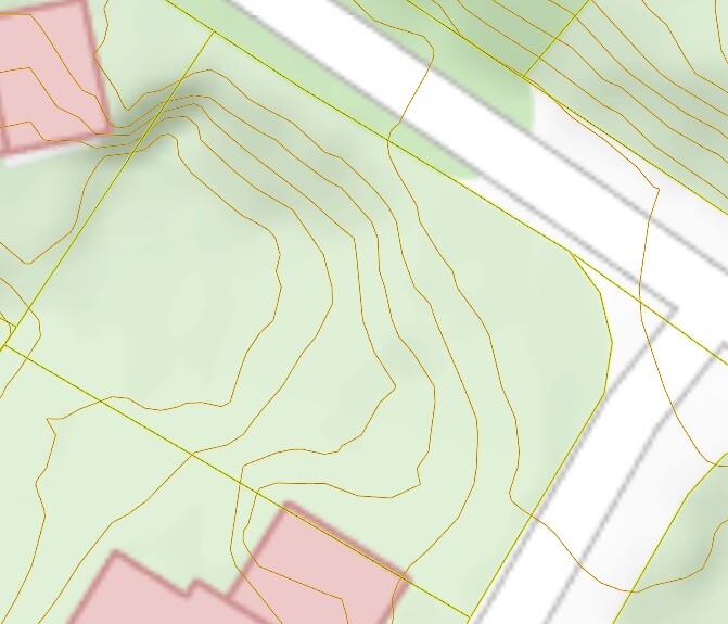 Topografische Karte mit grünen Flächen, gelben Konturen, pinken Parzellen und Straßen.