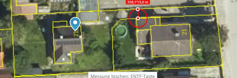 Luftbild eines Grundstücks mit gelben Grenzlinien und Messpunkten