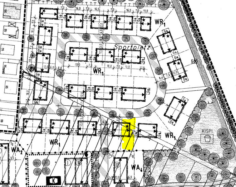 Lageplan eines Wohngebietes mit Gebäuden, Straßen und Grünflächen; gelb markiertes Areal.