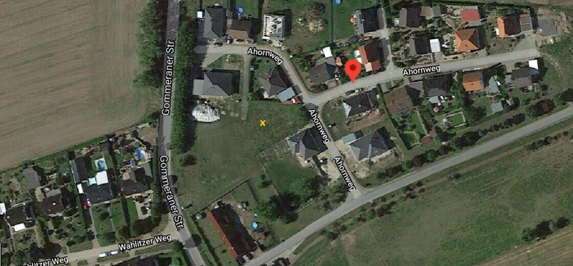 Luftbild einer Wohnsiedlung; roter Pin liegt an Ahornweg, gelbes X markiert Feld bei Gommeraner Str.