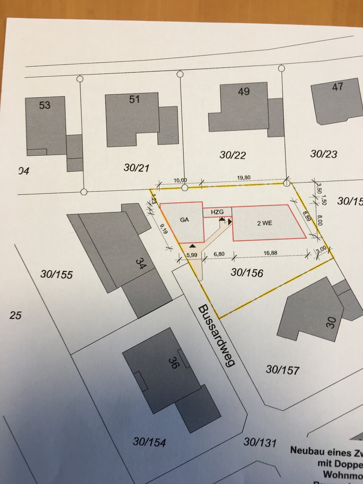 Lageplan: Gelb umgrenztes Grundstück 30/156 mit rotem Gebäudebereich (GA, HZG, 2 WE).