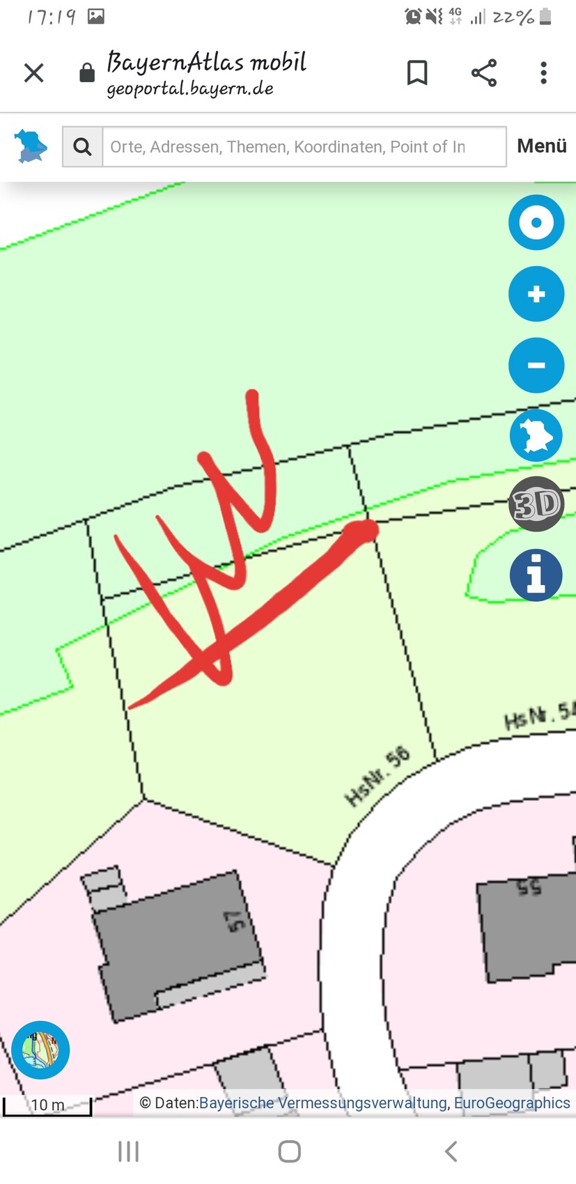 Roter Strich markiert ein Flurstück an einer kurvenreichen Straße; umliegende Parzellen grün/pink.