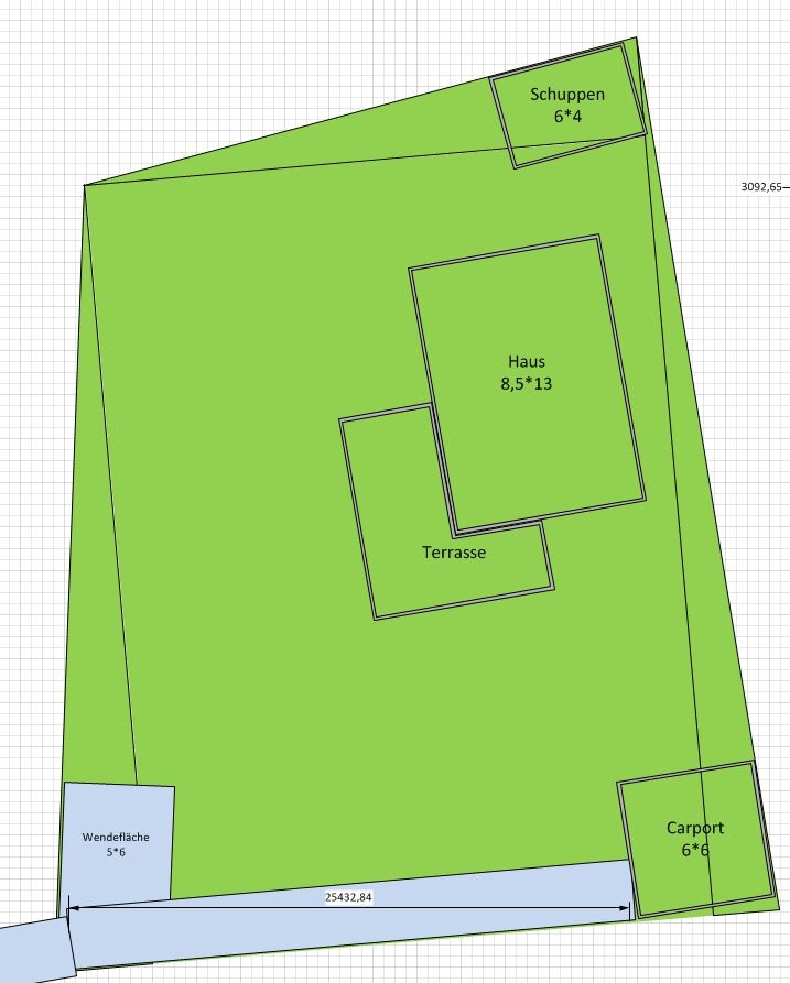Grundstücksplan mit Haus, Terrasse, Schuppen und Carport auf grünem Gelände