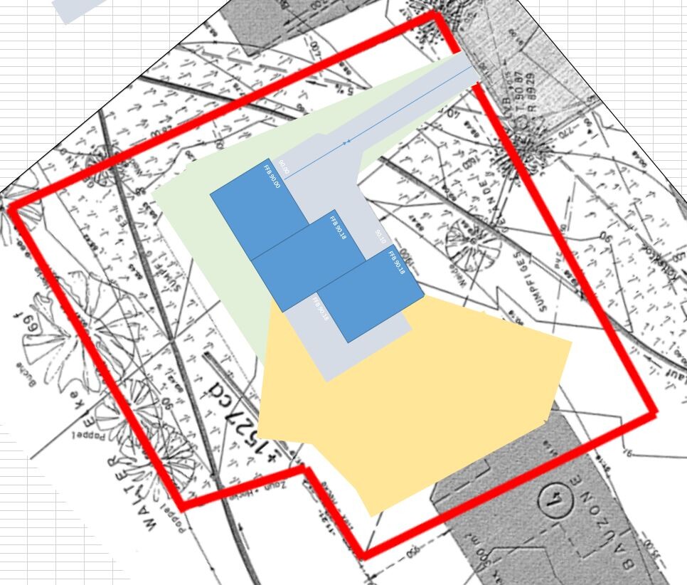 Kartenplan mit rotem Umriss, blauem Gebäudeteil und gelber Fläche darüber.