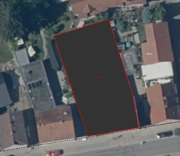 Luftbild eines Grundstücks mit rotem Rand; umliegende Häuser, Straße im Vordergrund.