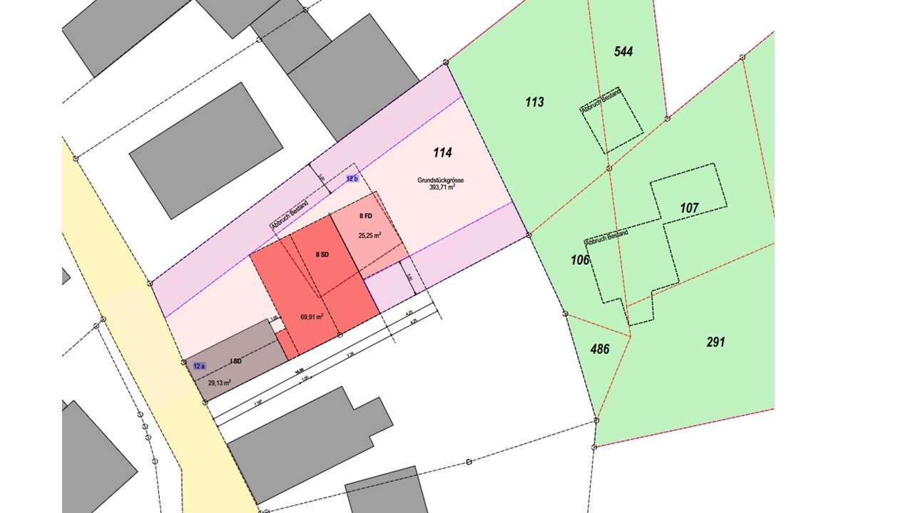 Lageplan eines Baugrundstücks mit Parzellen, Gebäuden und Zufahrtswegen