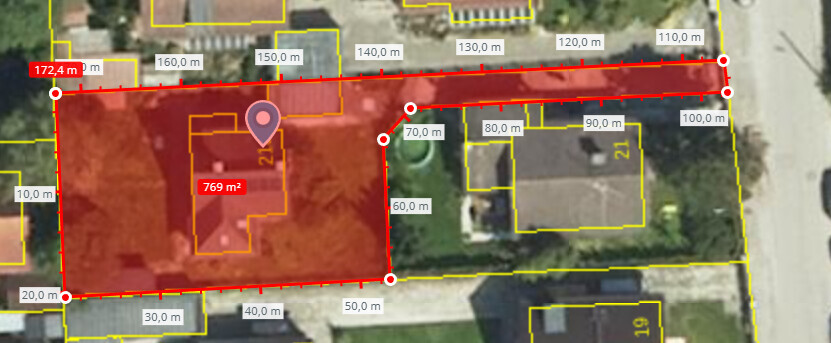 Satellitenbild eines Grundstücks mit rotem Umriss und Vermessungslinien.