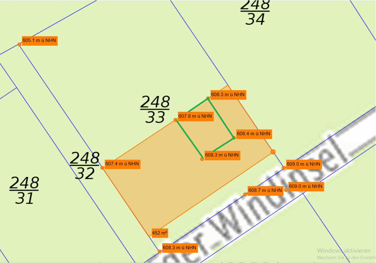 Lageplan eines Baugrundstücks mit Grundstücksnummern und orangeem Gebäudeumriss
