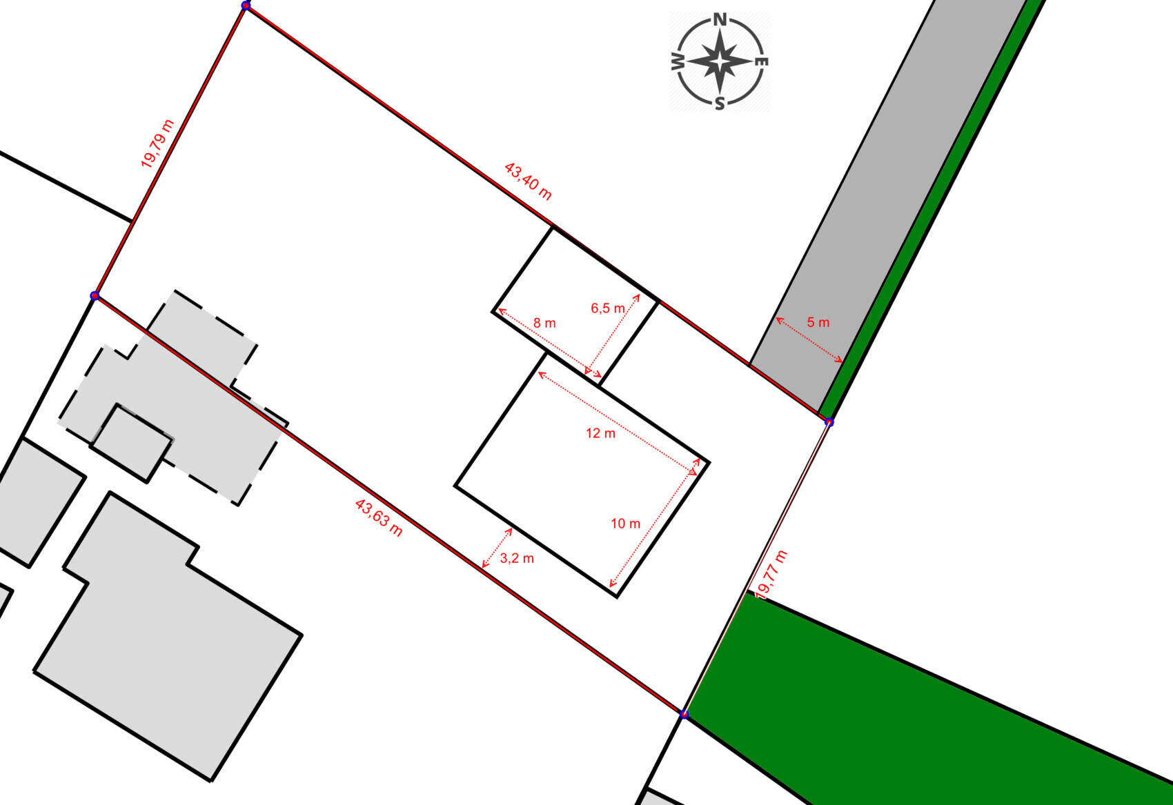 Lageplan eines Grundstücks mit Gebäudestrukturen, Wegen und Maßangaben sowie Kompasssymbol