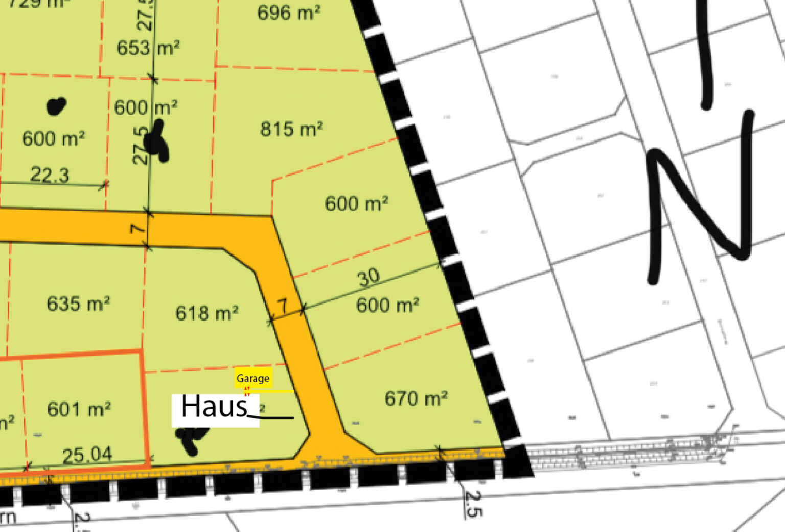 Lageplan mit gelben Grundstücken, Flächenangaben in m², Straße und Haus/Garage.