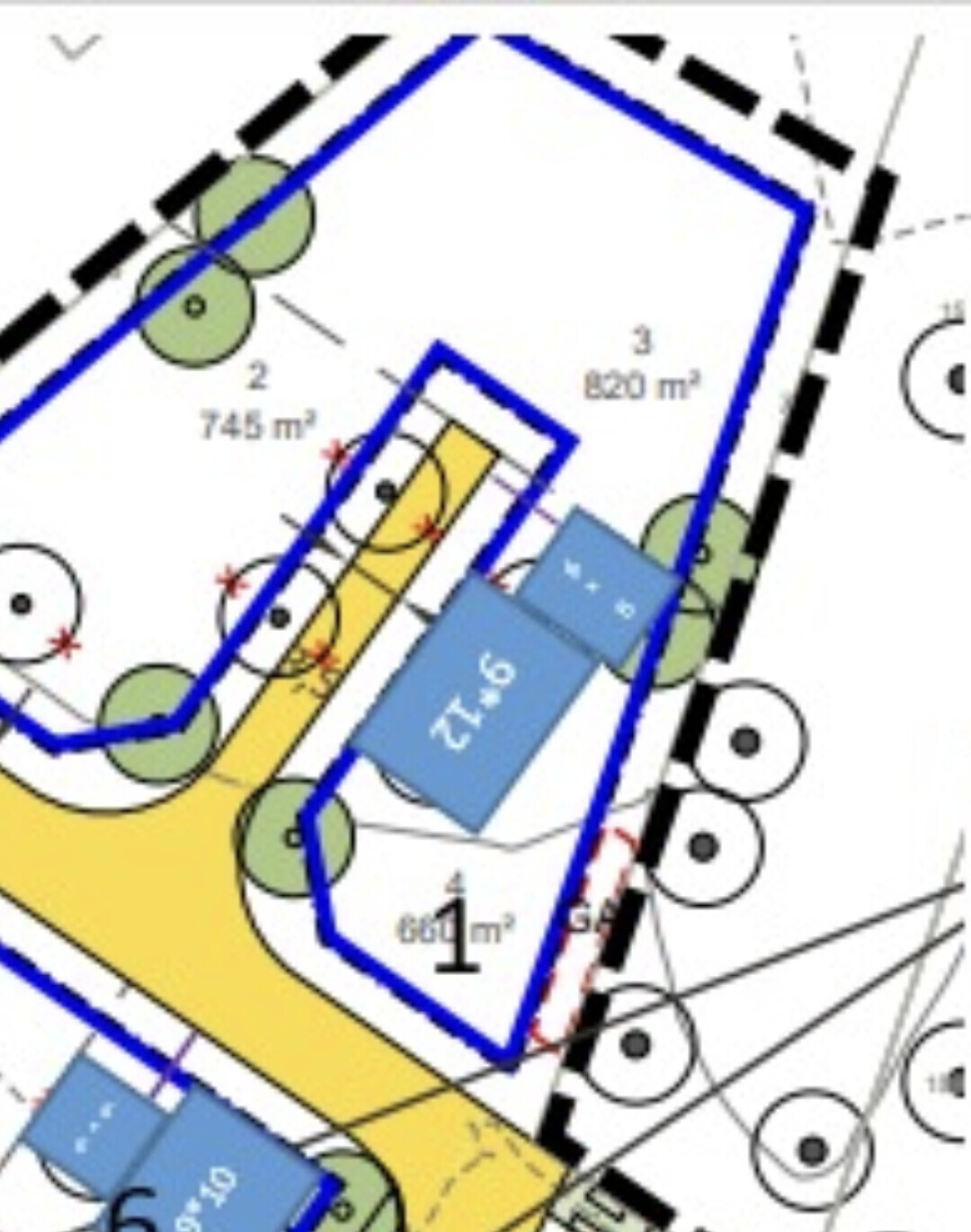 Plan eines Grundstücks mit blauer Umgrenzung, gelbem Weg und grünnen Bäumen.