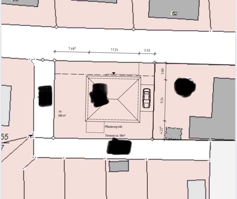 Grundriss eines Grundstücks mit Haus, Terrasse, Parkplatz und umliegender Bebauung; Maßlinien.